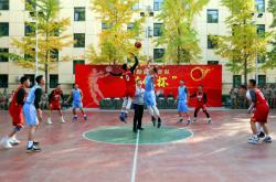 开云体育中国官网-比赛场上竞技激烈，球员们奋力拼搏