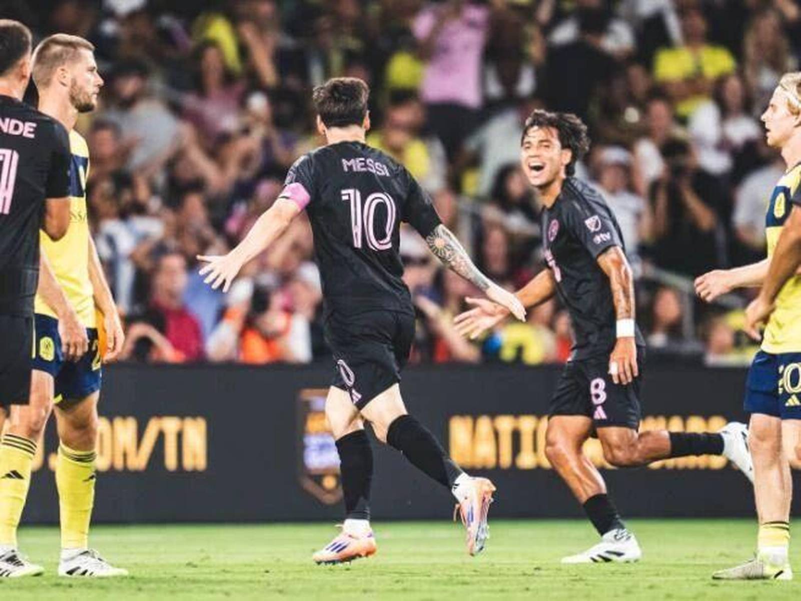 瓦伦西亚横扫曼联，梅西完成帽子戏法的简单介绍