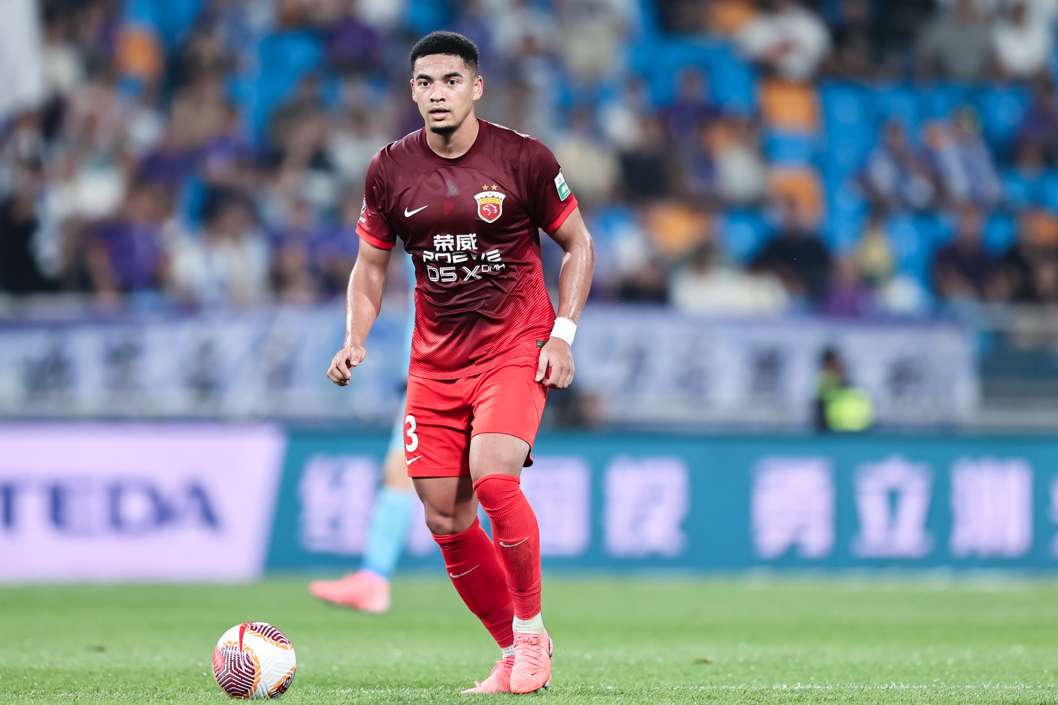 上港客战武汉，卫冕冠军实力尽显无懈可击的简单介绍