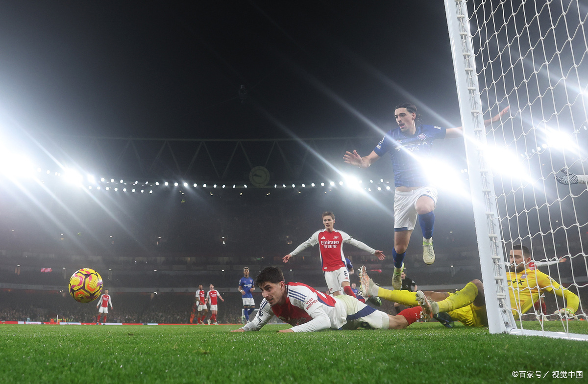 比赛场上竞技激烈，球员们奋力拼搏