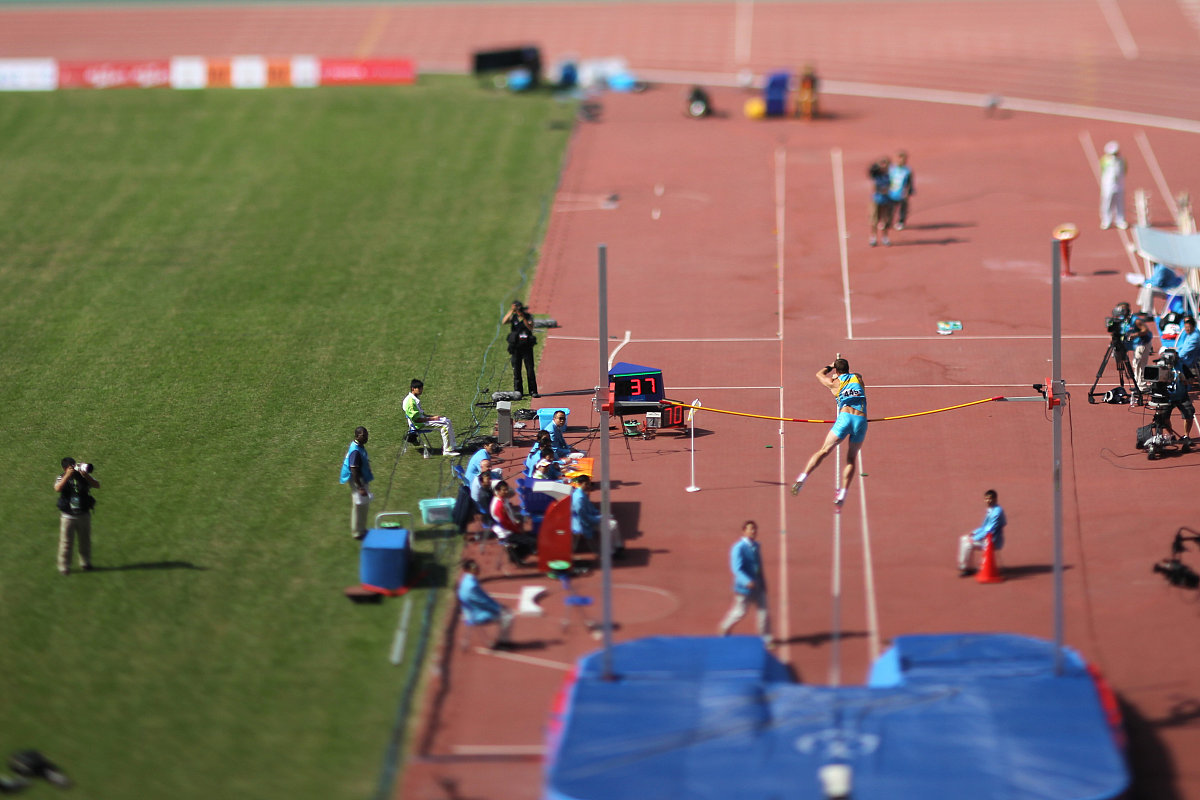 运动员们在场上尽展风采，为观众带来精彩