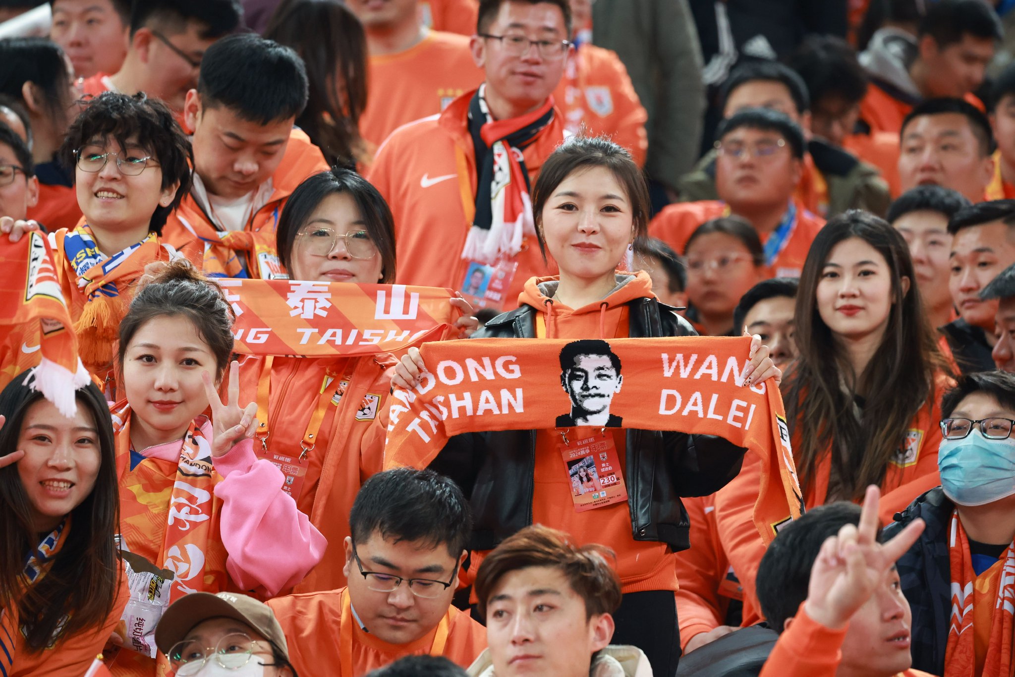 精彩足球比赛现场热闹，嘉宾云集的简单介绍