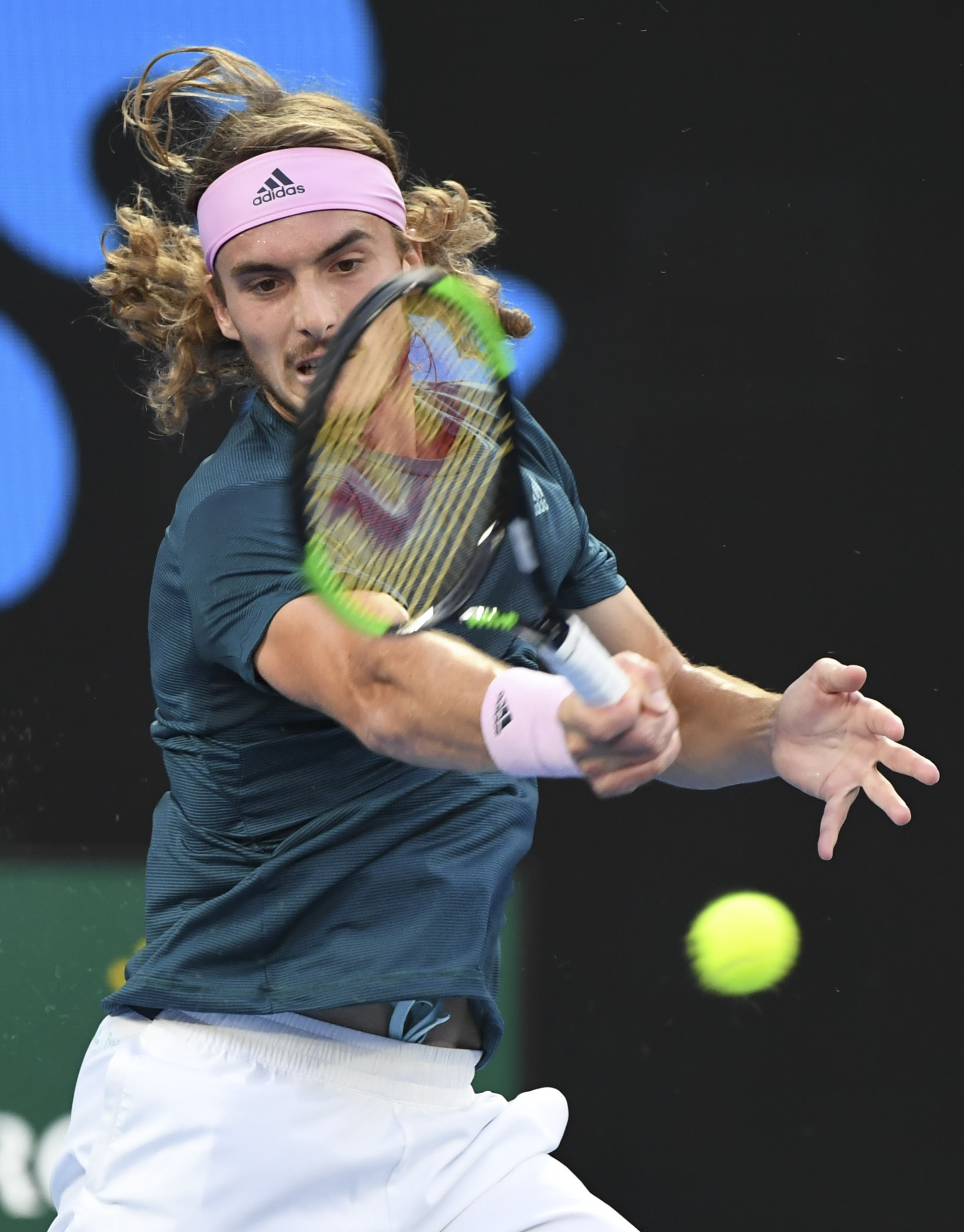 关于德国网球队鏖战世界网球队，西西帕斯统治全场的信息